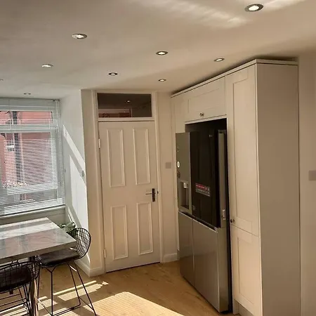 Stylish, Smart & Fun 4 Bed Home Лондон Экстерьер фото