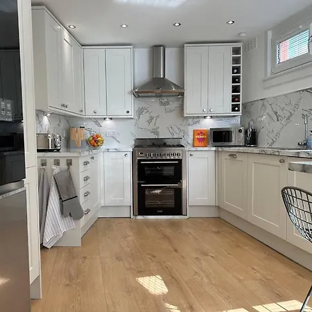 Stylish, Smart & Fun 4 Bed Home Лондон Экстерьер фото