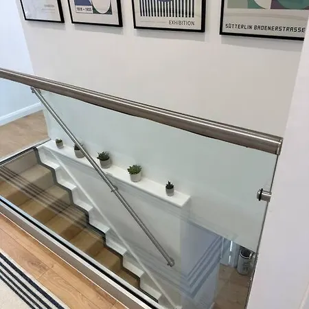 Stylish, Smart & Fun 4 Bed Home Лондон Экстерьер фото