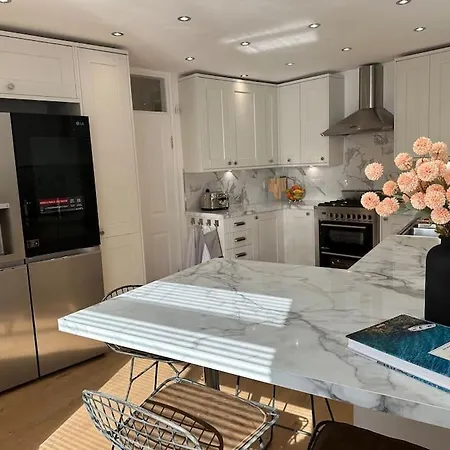 Stylish, Smart & Fun 4 Bed Home Лондон Экстерьер фото