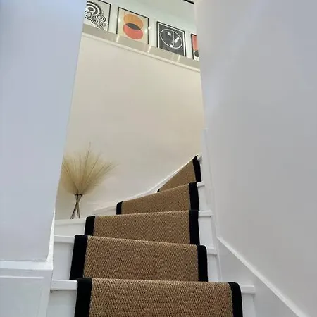 Stylish, Smart & Fun 4 Bed Home Лондон Экстерьер фото