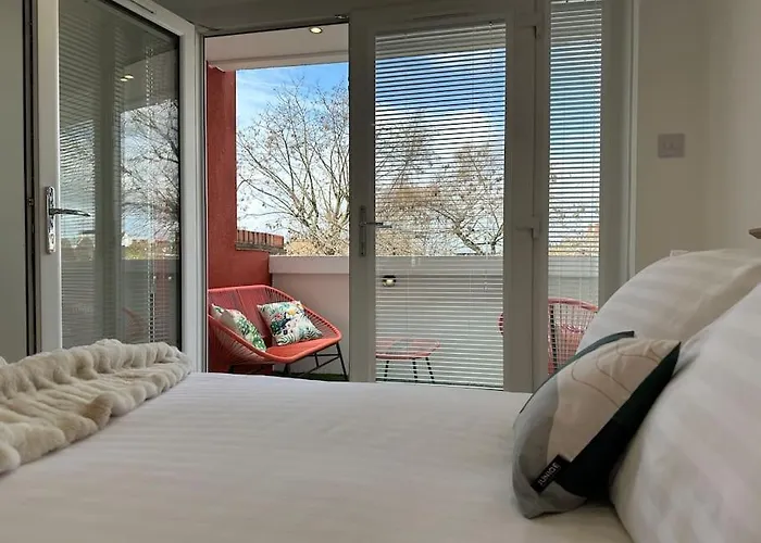 Stylish, Smart & Fun 4 Bed Home