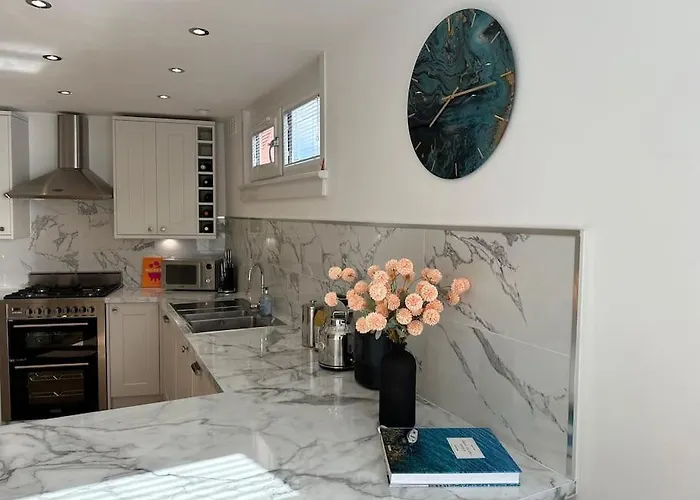 Stylish, Smart & Fun 4 Bed Home