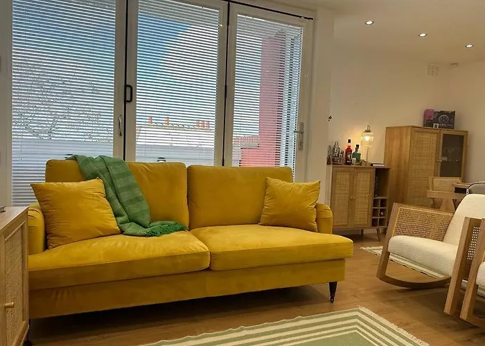 Stylish, Smart & Fun 4 Bed Home