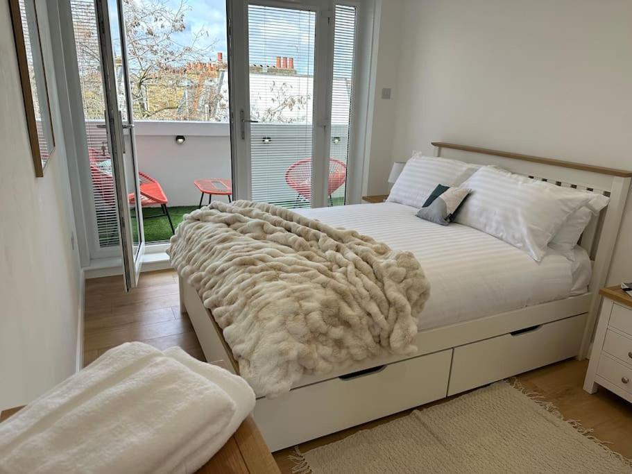 Stylish, Smart & Fun 4 Bed Апартаменты