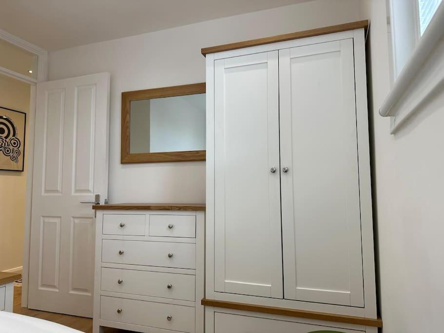 Stylish, Smart & Fun 4 Bed Апартаменты Лондон