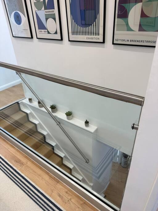Stylish, Smart & Fun 4 Bed Апартаменты
