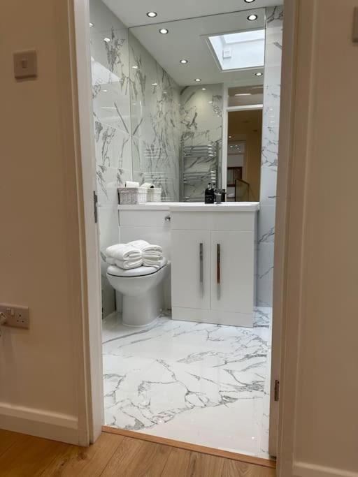 Stylish, Smart & Fun 4 Bed Appartamento Londra