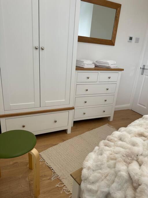 Stylish, Smart & Fun 4 Bed Лондон
