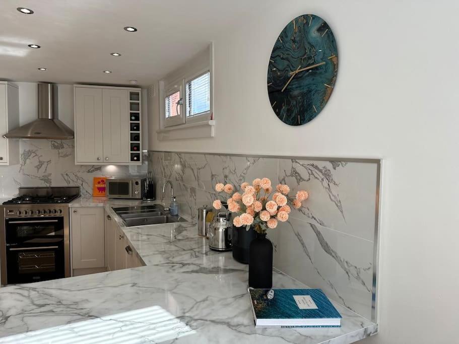 Stylish, Smart & Fun 4 Bed Londra